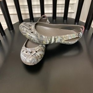 Women’s camo crocs size 8